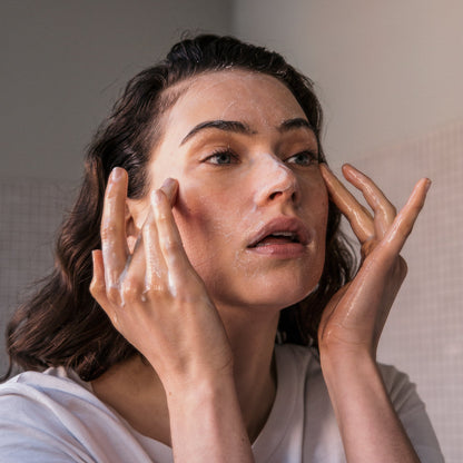 Gentle Facial Cleanser wird auf das Gesicht aufgetragen