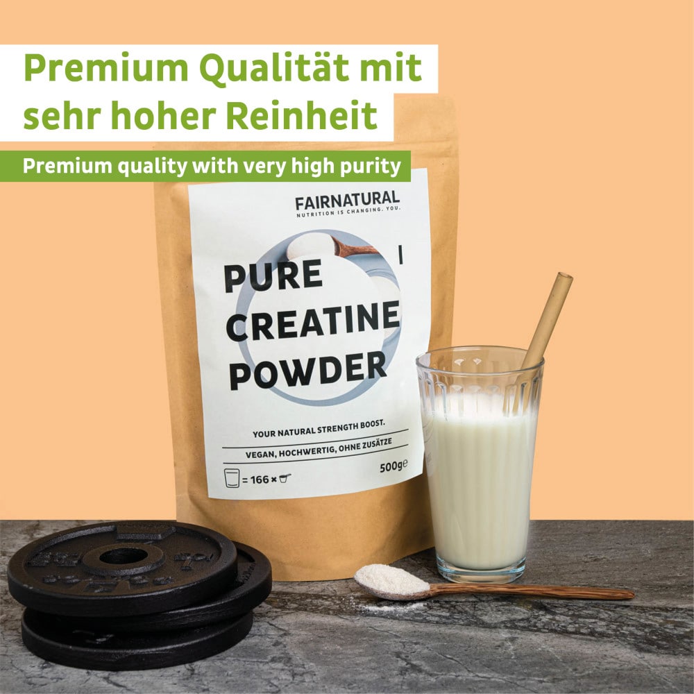Fairnatural Kreatin Pulver neben Glas und Hantelscheiben