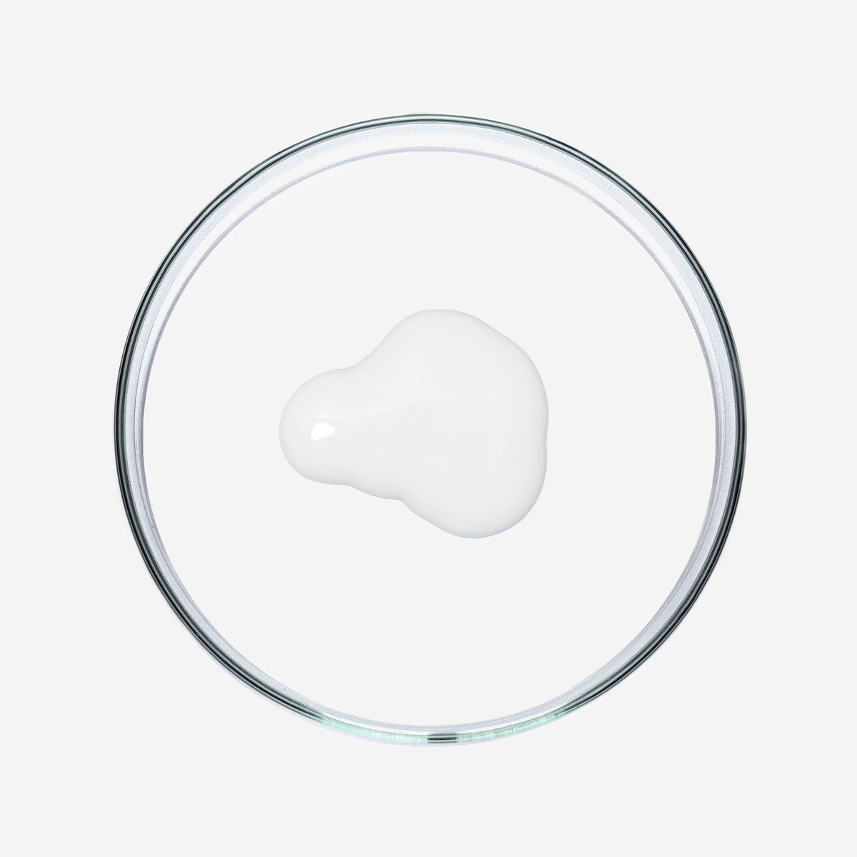 Weiße Hydra Defence Cream in einer Glasschale