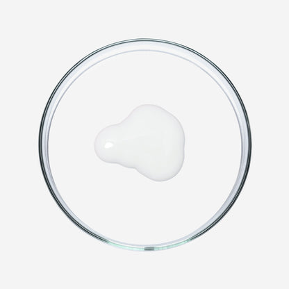 Weiße Hydra Defence Cream in einer Glasschale