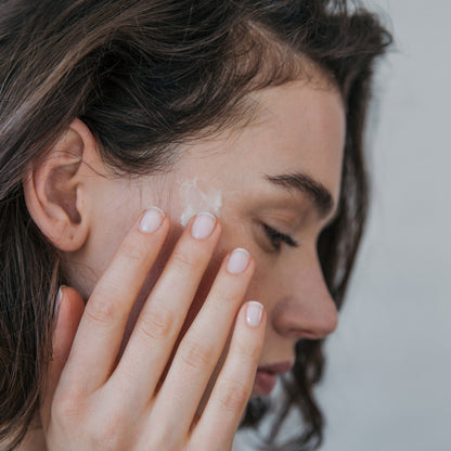 Hydra Defence Cream wird auf das Gesicht aufgetragen