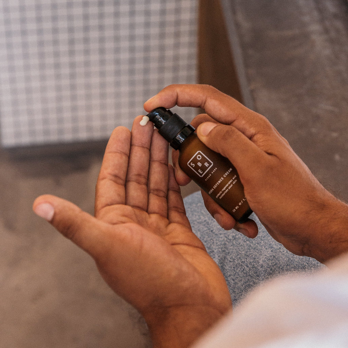 Hydra Defence Cream wird in eine Hand gepumpt
