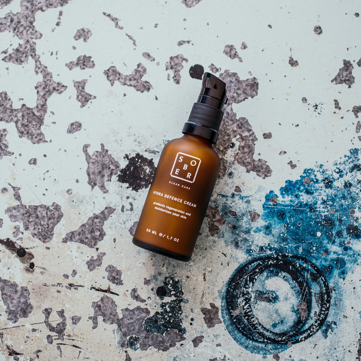 Hydra Defence Cream von sober neben Wasser