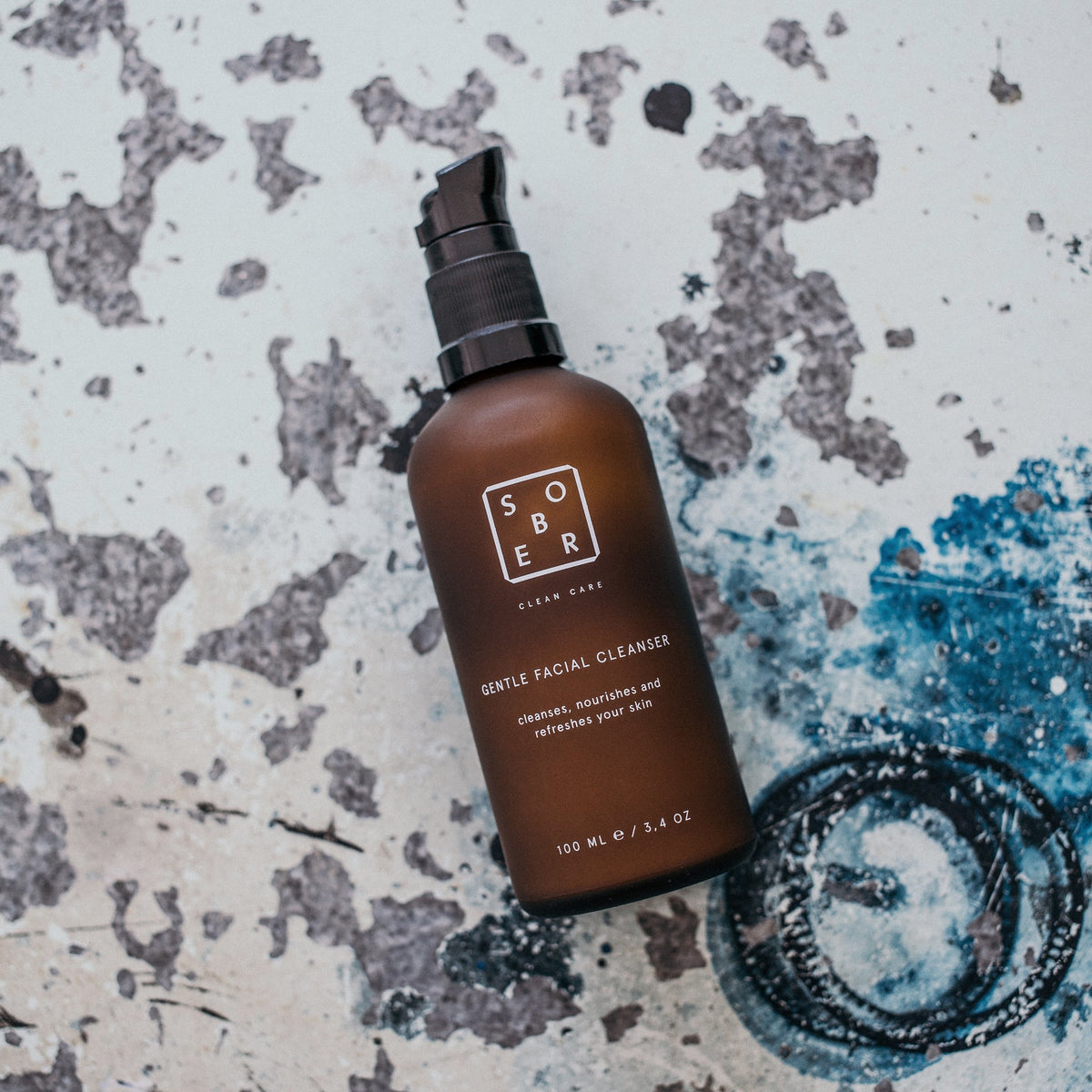 Gentle Facial Cleanser von sober neben Wasser