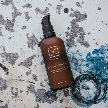 Gentle Facial Cleanser von sober neben Wasser