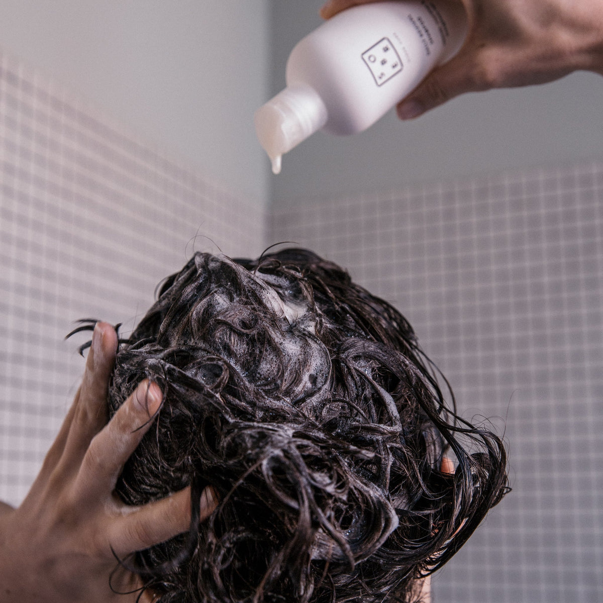 Daily Revival Shampoo wird auf nasses Haar gegeben