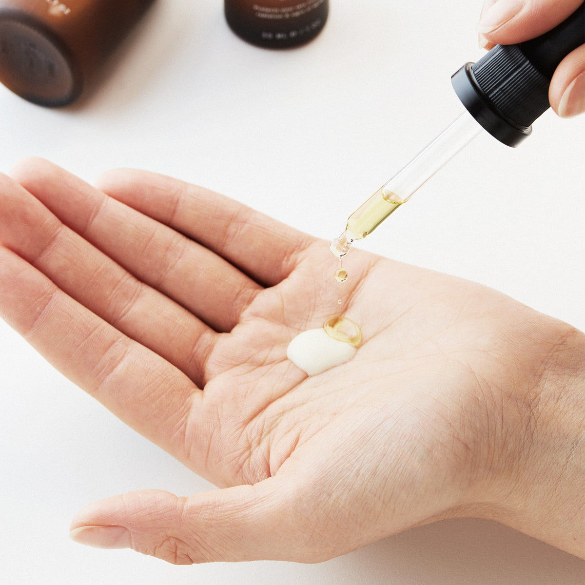 Sun Shield Drops werden auf eine Portion Creme gegeben