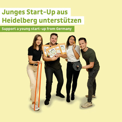 Fairnatural-Team mit Produktbeuteln