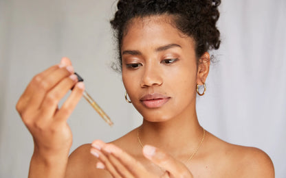 Frau hält eine Pipette mit Lazena Vitamin C Serum