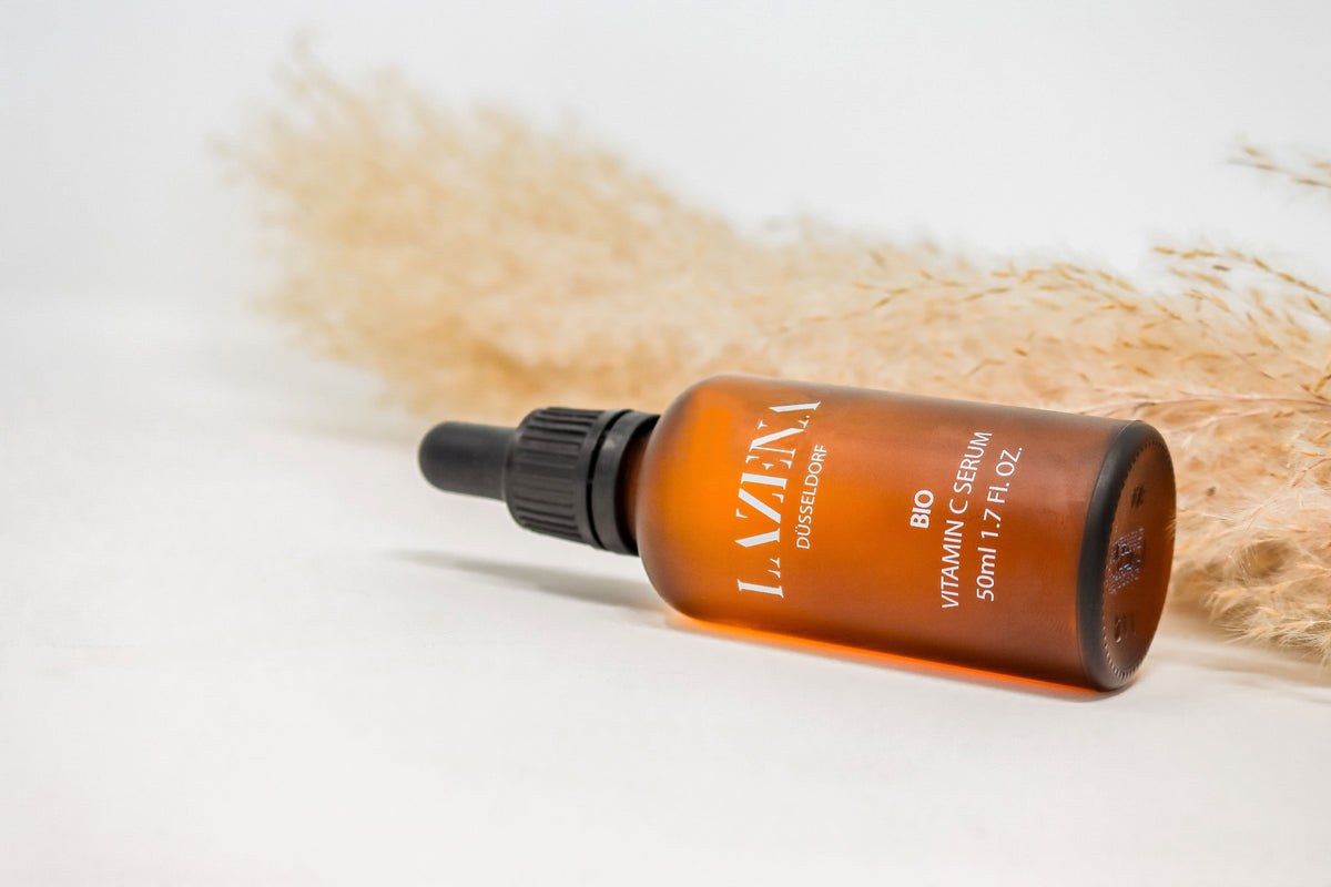 Lazena Vitamin C Serum: liegende Pipettenflasche