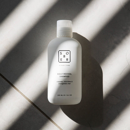 Daily Revival Shampoo von sober im Licht